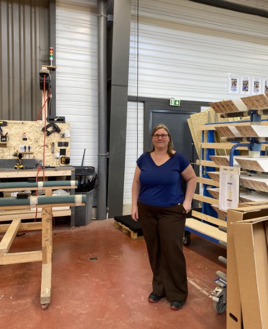 Marion Voisin dans un atelier de production